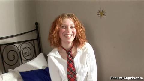 Elle joue avec ses godes en Porno amateur
