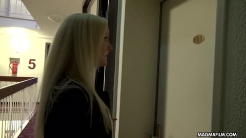 Vidéo POV avec un MILF blond à l&rsquo;hôtel