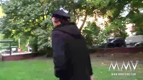Trio avec deux MILF qui se pelotent les nibards
