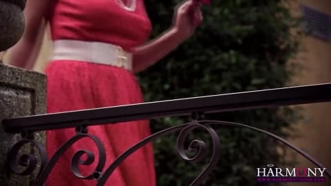 Alina Henessy se fait sodomiser par le jardinier en extérieur
