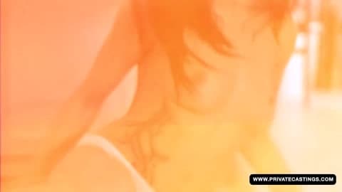 Brunette chaude dans un casting porno