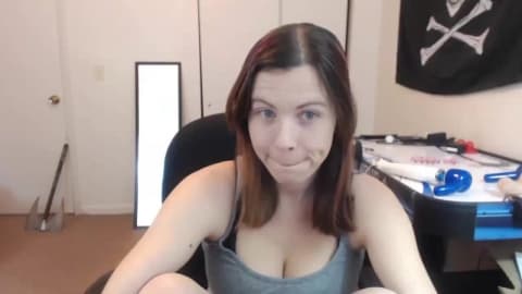 Jeune Emo à Gros Seins se Masturbe avec un Vibro