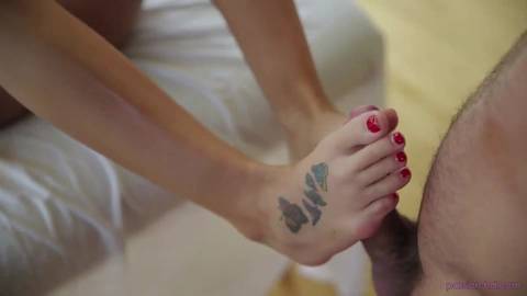 Modèle érotique testant le sexe avec une grosse bite noire