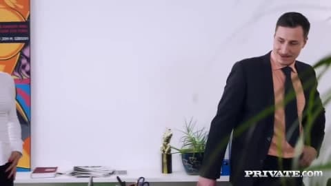 Je baisse avec Monsieur le maire dans son bureau