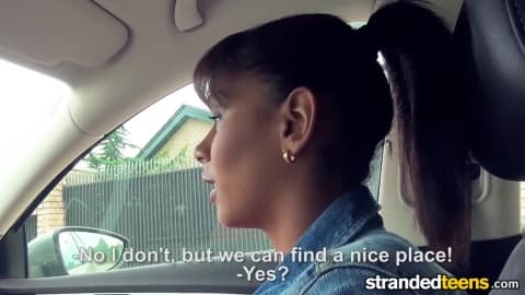 Brune perdue suce et se fait baiser au bord de la route