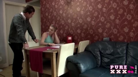 La teen se fait punir avec une baise hard