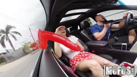La belle nana qui démarre à me la sucer dans la voiture