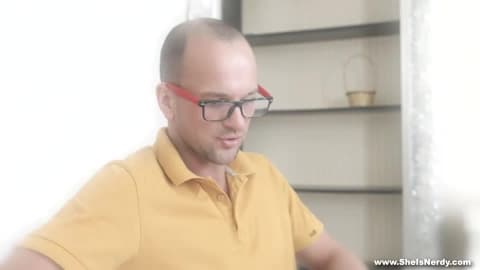 Son professeur particulier la baise sur le bureau