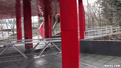 La française Julie Skyhigh suce un inconnu