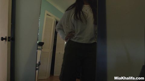 La célèbre Mia Khalifa teste une grosse bite noire chez elle !