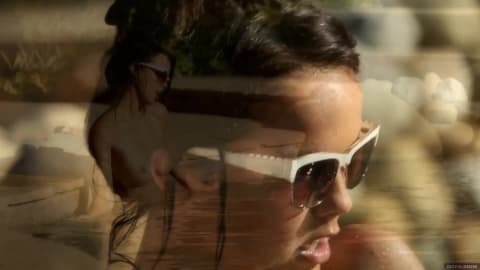 Dillion Harper se masturbe pendant qu&rsquo;elle se bronze