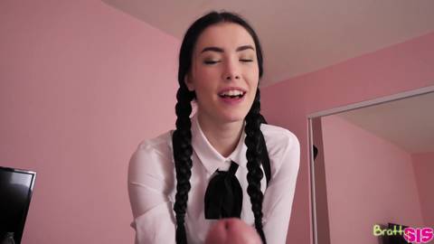 Jeune étudiante réveil son demi-frère pour une chaude baise