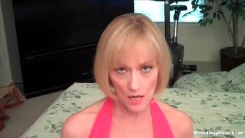 Gros seins, salope mature baise un jeune mec