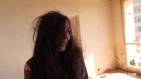 Gitane Tchèque maigre Baise dans un vieil immeuble