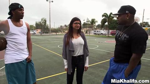 Mia Khalifa s&rsquo;adonne à une baise avec deux BBC et se prend le jet facial !