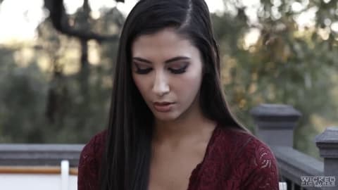 Teen brunette offre son sexetag avec son mec