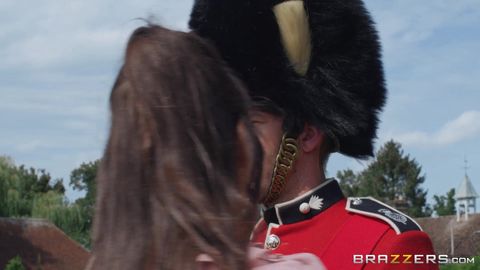Garde royal britannique démonte la touriste avec sa grosse bite