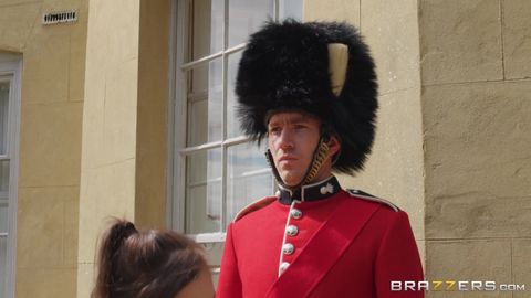 Garde royal britannique démonte la touriste avec sa grosse bite