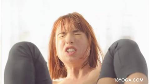 La rousse Tina Hot écarte son cul pour une sodomie brutale