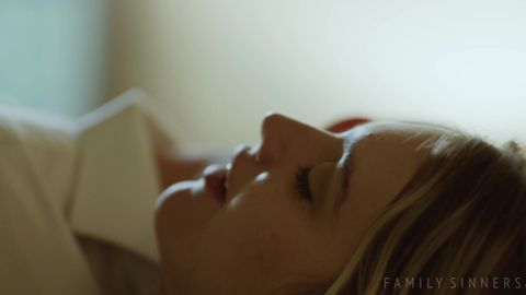Kenna James s&rsquo;approche de son mec pour une baise intense et passionnée