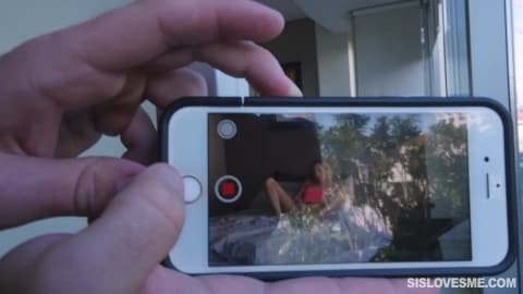 Tiffany Watson, blonde se masturbe la chatte quand deux mecs l’épiant débarquent