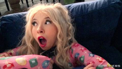 La petite Kenzie Reeves flexible se fait défoncer le cul en POV !