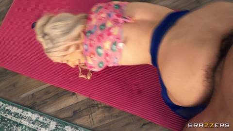 La petite Kenzie Reeves flexible se fait défoncer le cul en POV !