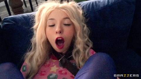 La petite Kenzie Reeves flexible se fait défoncer le cul en POV !