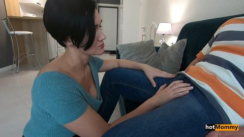 Son demi-fils va éjaculer du sperme pour sa belle-mère avaler !