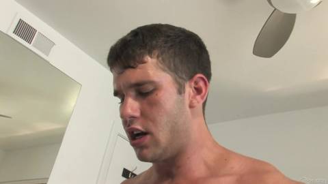 Paddy O&rsquo;Brian s&rsquo;enfonce sa queue massive dans le cul poilu de Jimmy