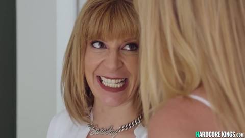 L&rsquo;infirmière Sara Jay soigne avec son énorme cul
