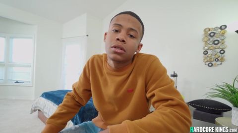 Le jeune mec noir baise fort sa belle-mère après un chat vidéo avec sa copine