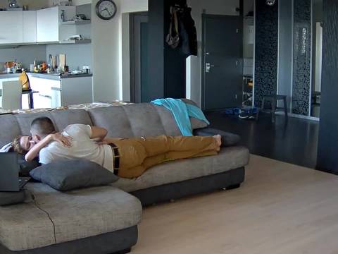 Le mec plonge sa bite raide dans la jolie chatte lisse de l&rsquo;amie de sa sœur !
