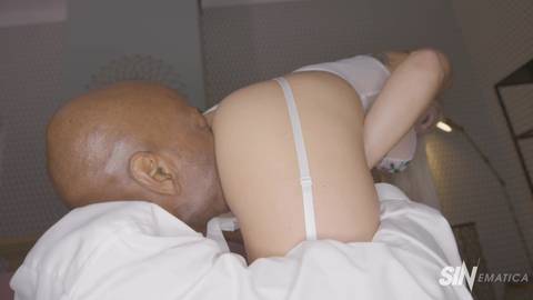 Blanche Bradburry en cage pour pornodrome