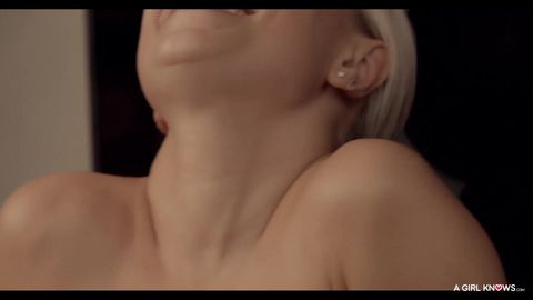 3 filles toutes nues pratiquent le fisting anal