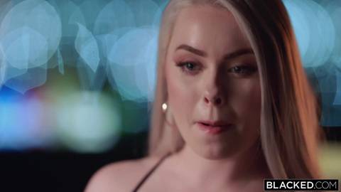 La petite Haley Spades donne un blowjob à une grosse bite black !