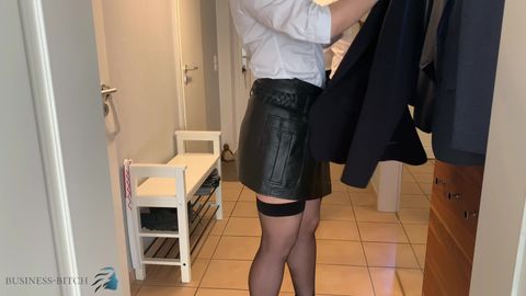 Dominatrice appelle un employé pour la sodomiser et la remplir