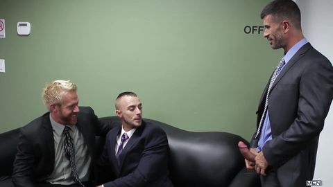 Christopher Daniels se fait interviewer par Jessie Colter et Adam Killian dans un plan gay hardcore