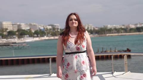 La BBW française Amandine se fait bouffer dans un trio chaud !