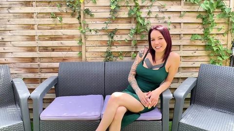 La française Cataleya dans un trio au jardin ensoleillé
