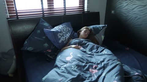 Anabel se réveille surprise de sentir une grosse bite qui la pénètre !