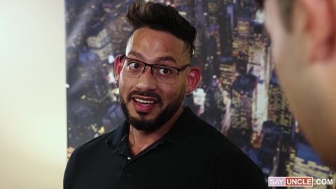 Le jeune suce le bite de son beau-père qui est en fait gay