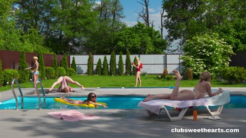 Les cinq lesbiennes profitent du soleil à la piscine pour se masturber !