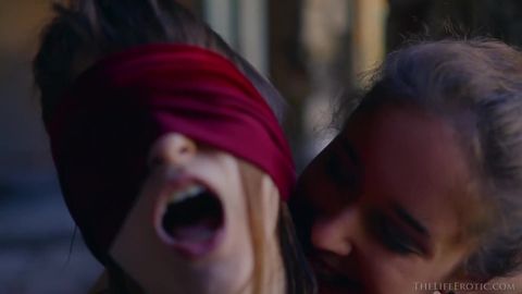 Beata Undine et Emily J lesbiennes dans un jeu de masturbation