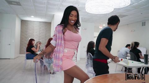 Dans la salle de bingo cette black se fait bouffer la chatte devant tout le monde !