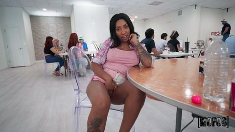 Dans la salle de bingo cette black se fait bouffer la chatte devant tout le monde !