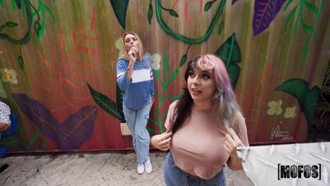 La jeune Carly Rae va goûter la meilleure glace de toute sa vie en POV !