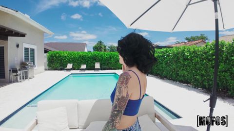 Lysagna Del Ray suce la grosse bite de JMac au bord de la piscine !
