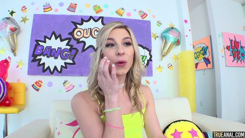 La jeune pom-pom girl blonde suce et se fait sodomiser sauvagement !