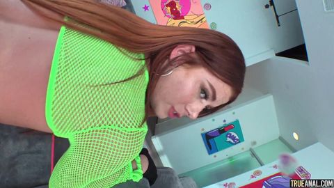 La rousse Stella Luxx écarte bien ses grosses fesses huilées et se fait sodomiser !